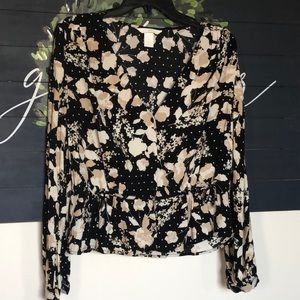 H&M top worn once. Black , beige & white.